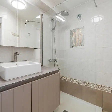Flat In Knokke With Pier And Sea Views ブランケンベルヘ